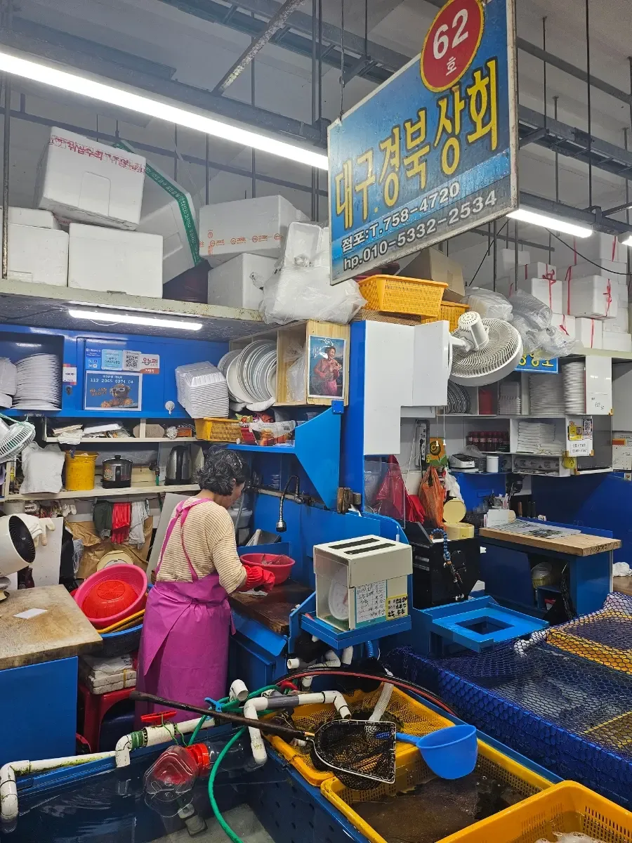 水槽が並ぶ活魚売り場