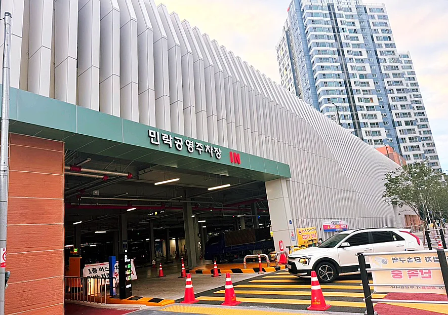 民楽公営駐車場の車両入口