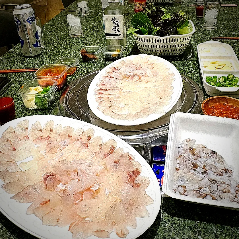 刺身と薬味が並ぶ食卓