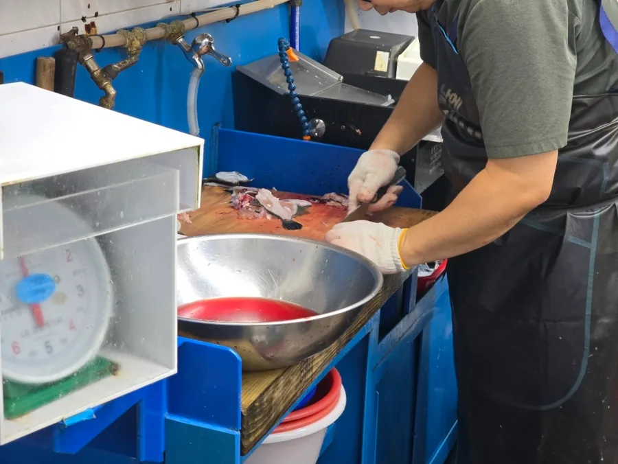 まな板の上で魚をさばく手元