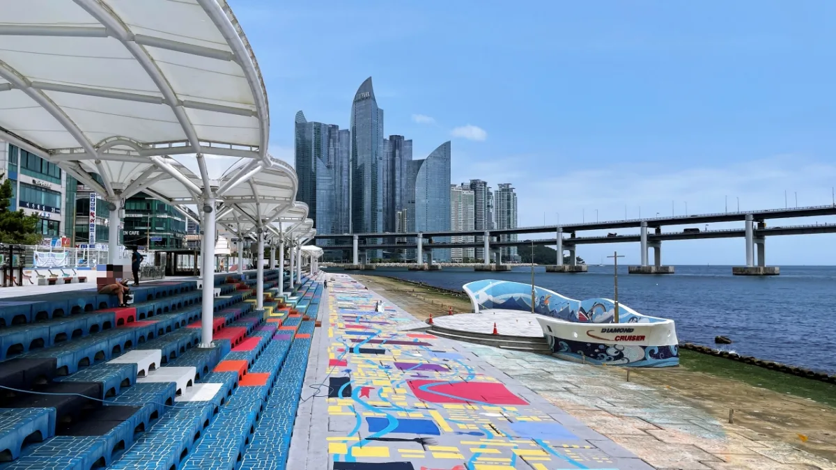 海沿いの段々の先に広安大橋が見える民楽水辺公園