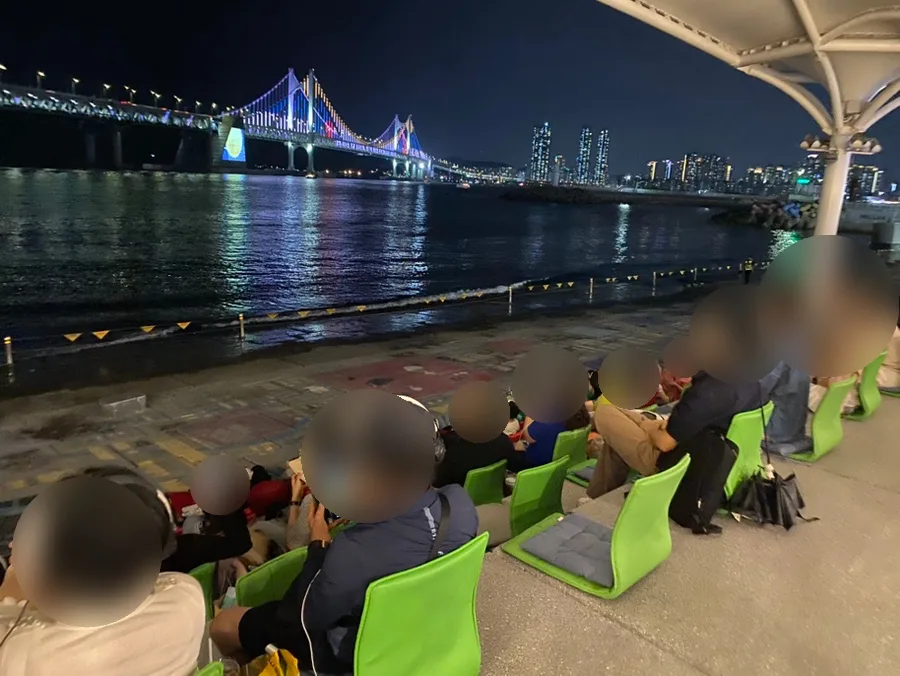 海に向いた階段席と広安大橋