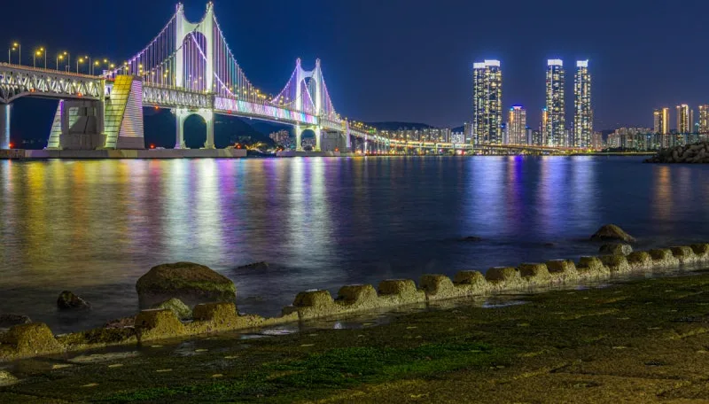 海面に映る広安大橋の夜景