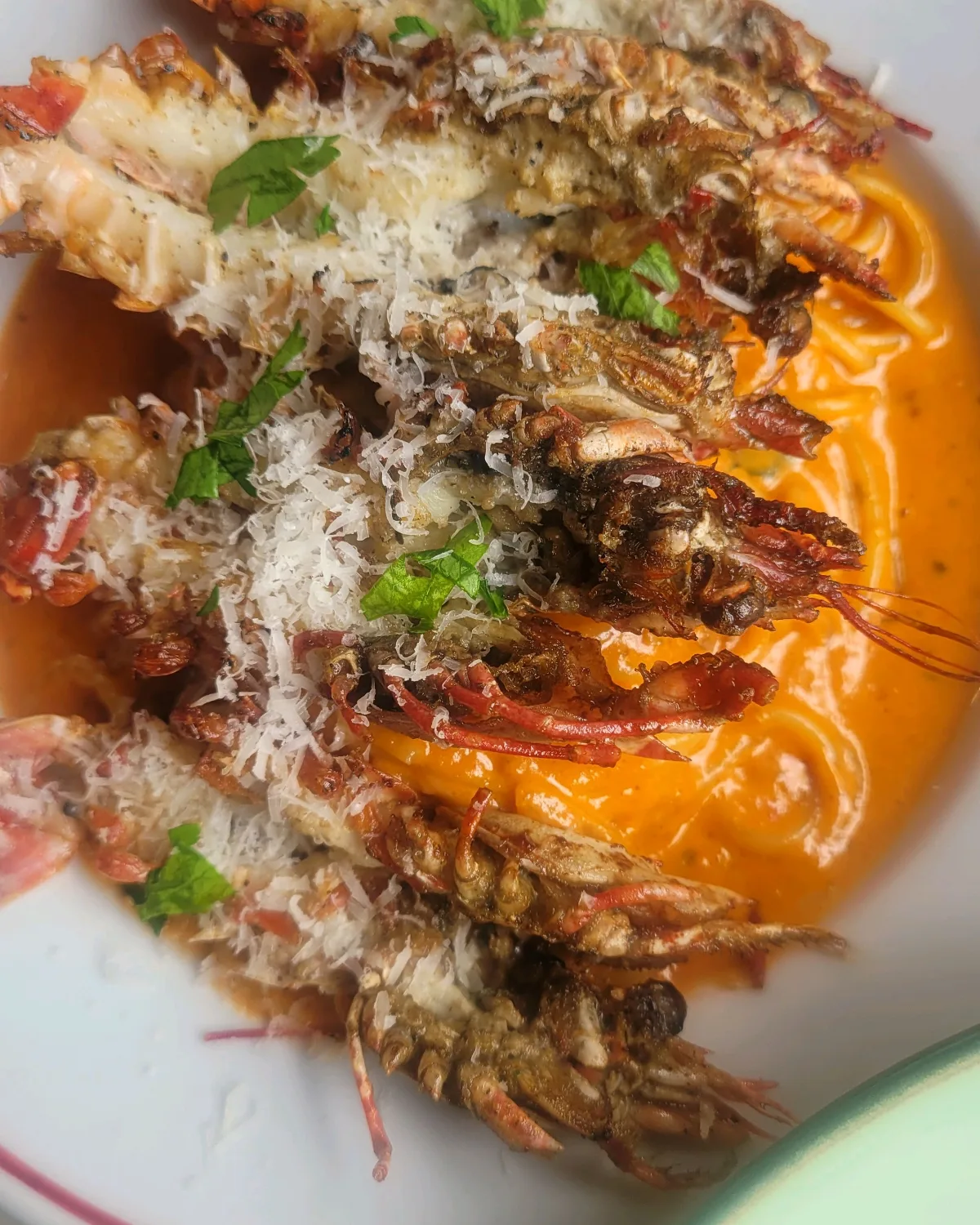 エビをのせたトマトクリームパスタ