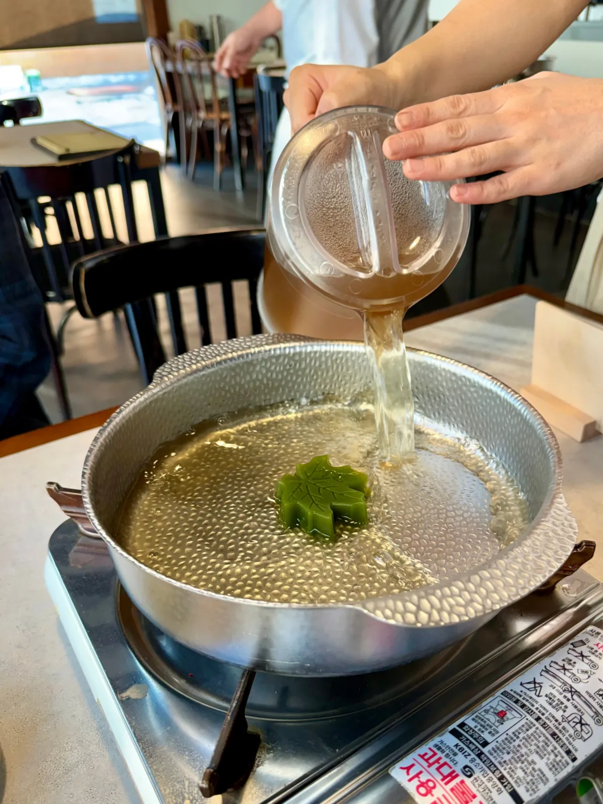 鍋に注がれる澄んだスープ