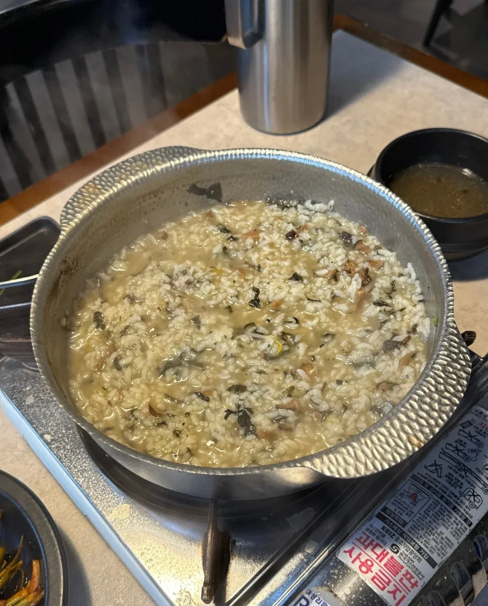 締めに炊いたゴンドゥレのおかゆ