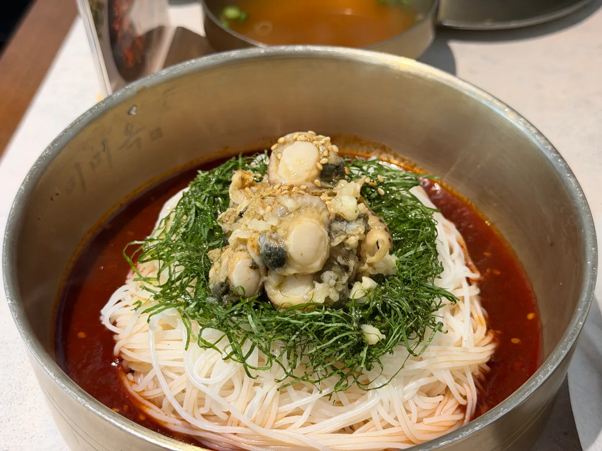 美米屋 新龍山店 — ホタテとセリをのせたピリ辛ビビン米麺