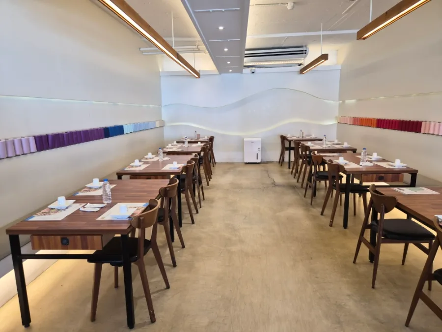 ミポジプ 海雲台本店 — 木のテーブルが並ぶ客席