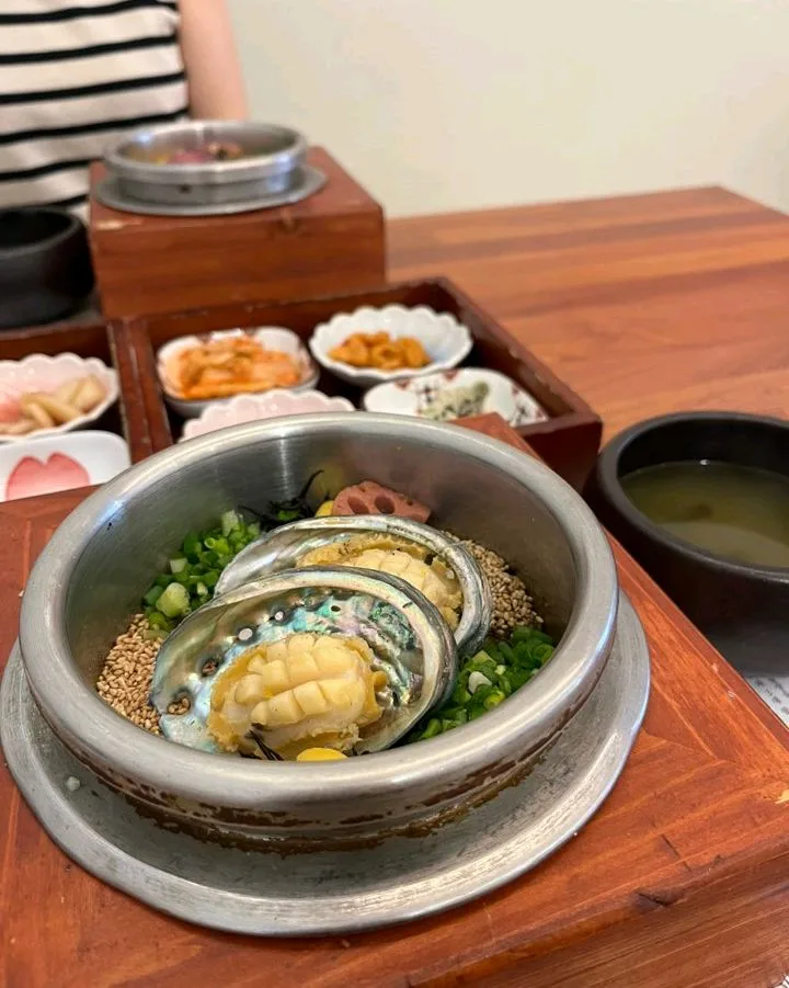 アワビをのせた釜飯
