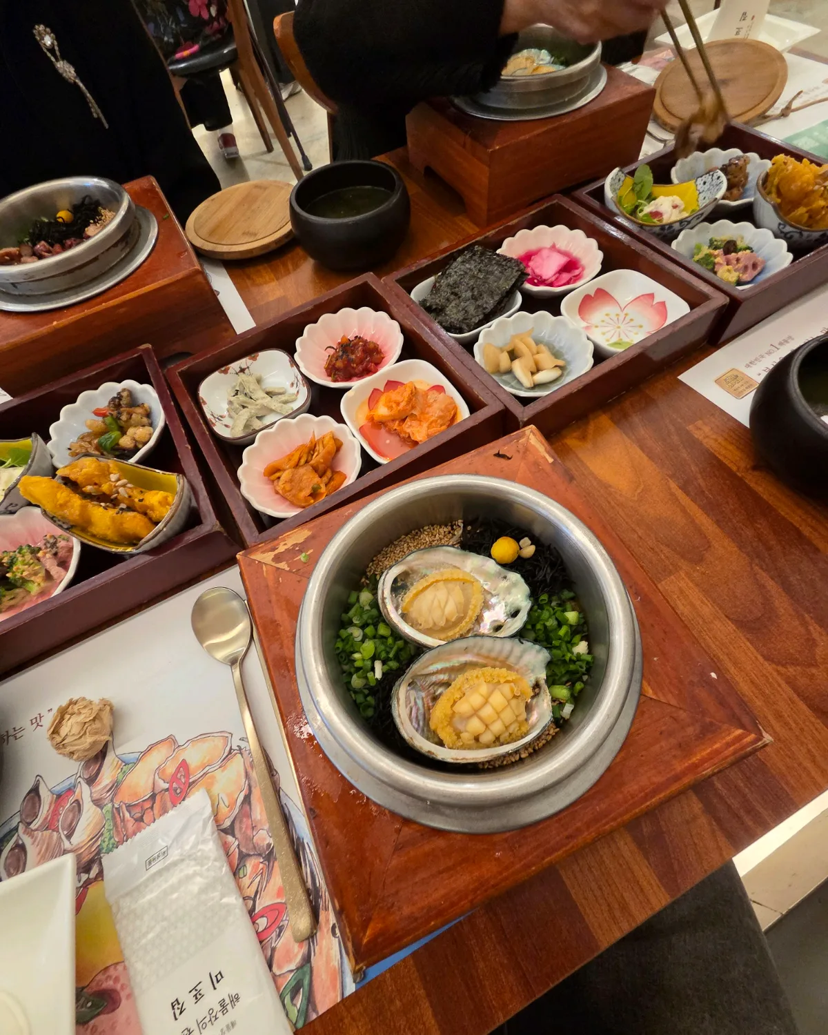 ミポジプ 海雲台本店 — アワビ釜飯と並ぶおかず