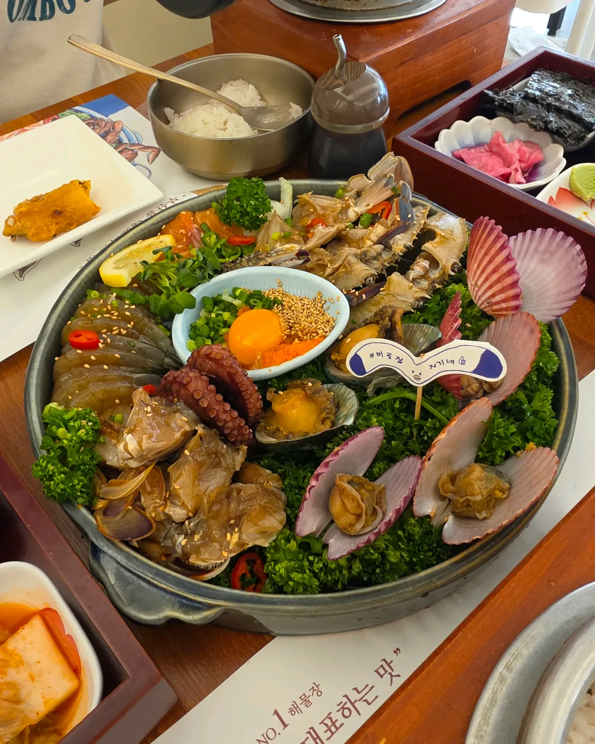 カニやエビが並ぶ海鮮皿
