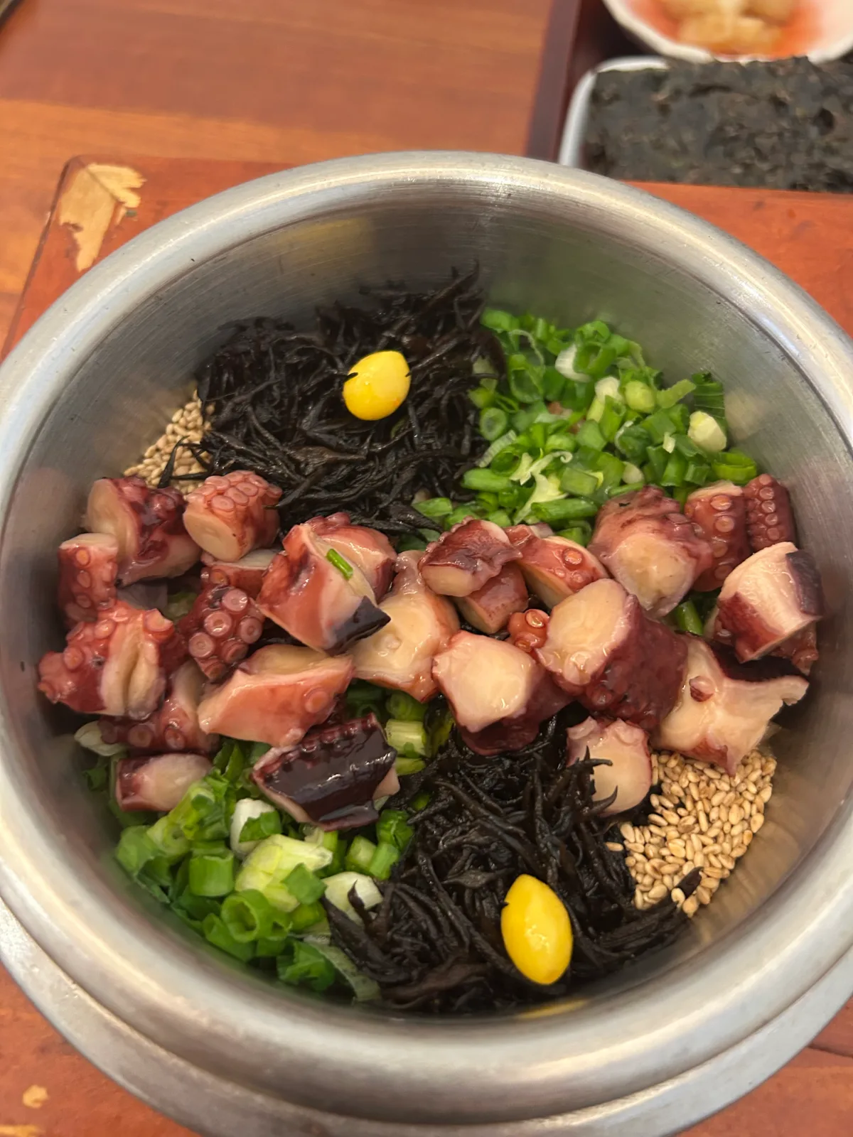 ゆでダコをのせたタコ釜飯