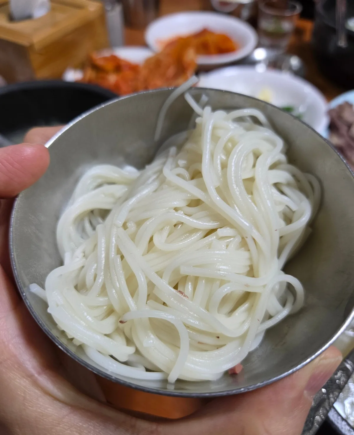 金属の器に盛られたそうめん