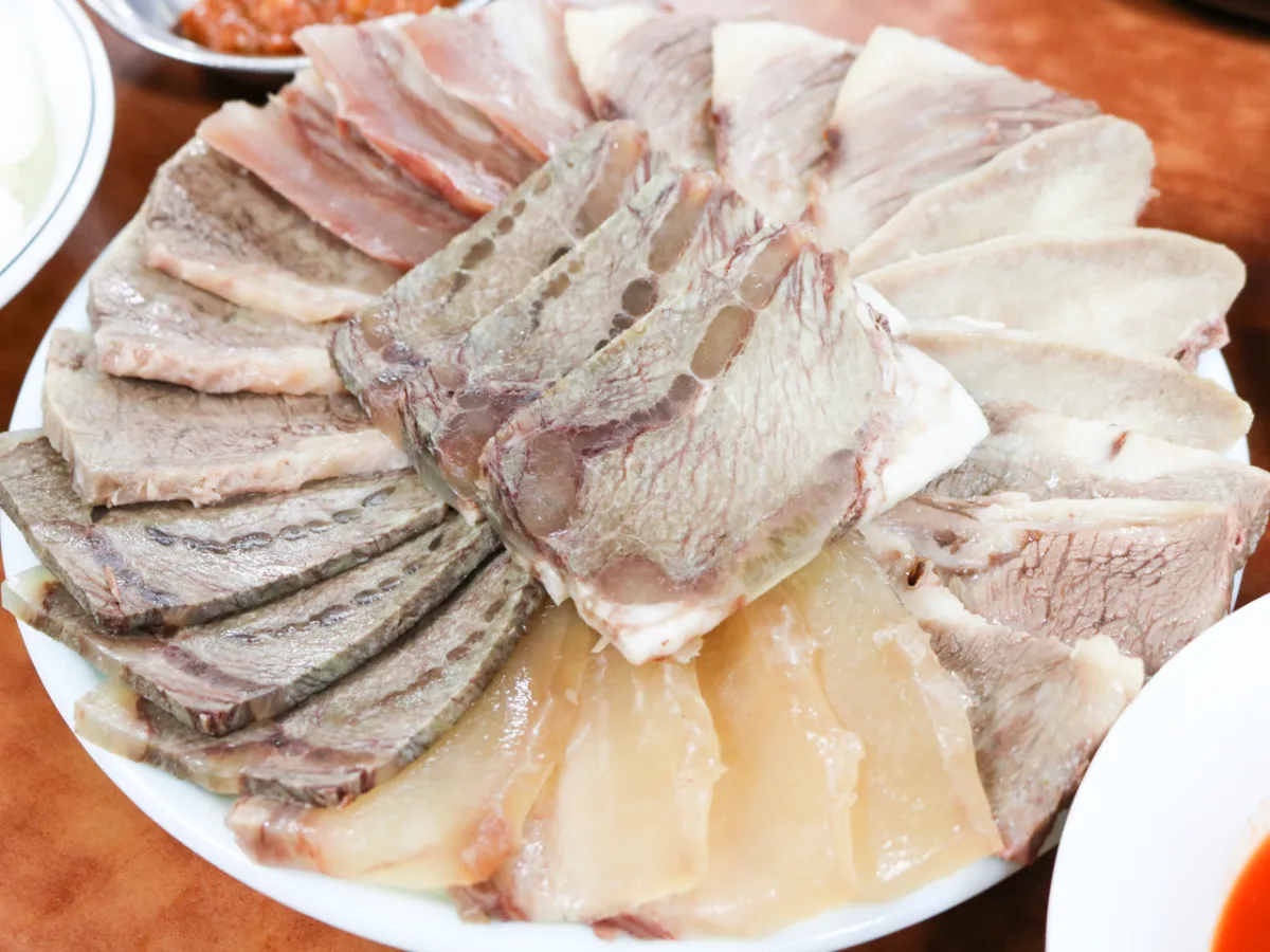 ゆで牛肉を重ねたスユクの皿