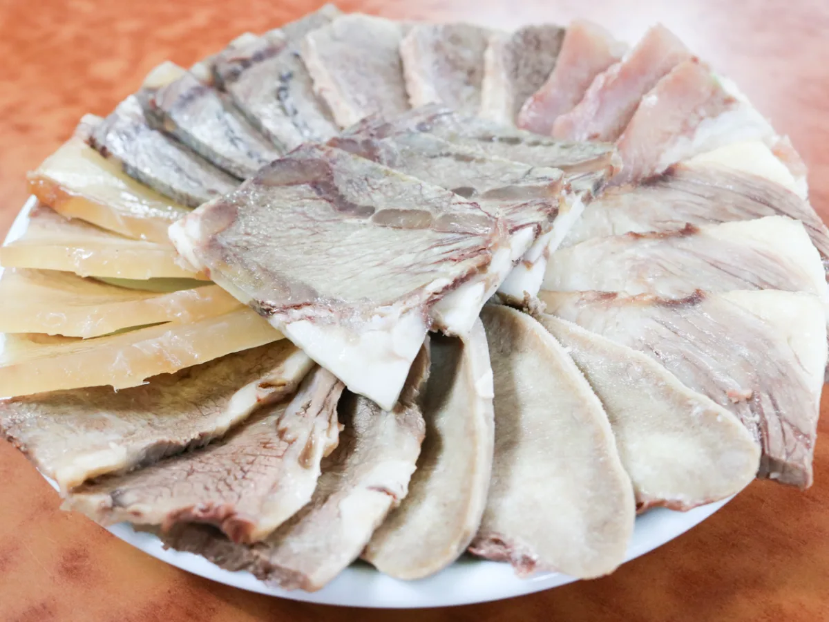 色や形の異なるゆで牛肉の盛り合わせ