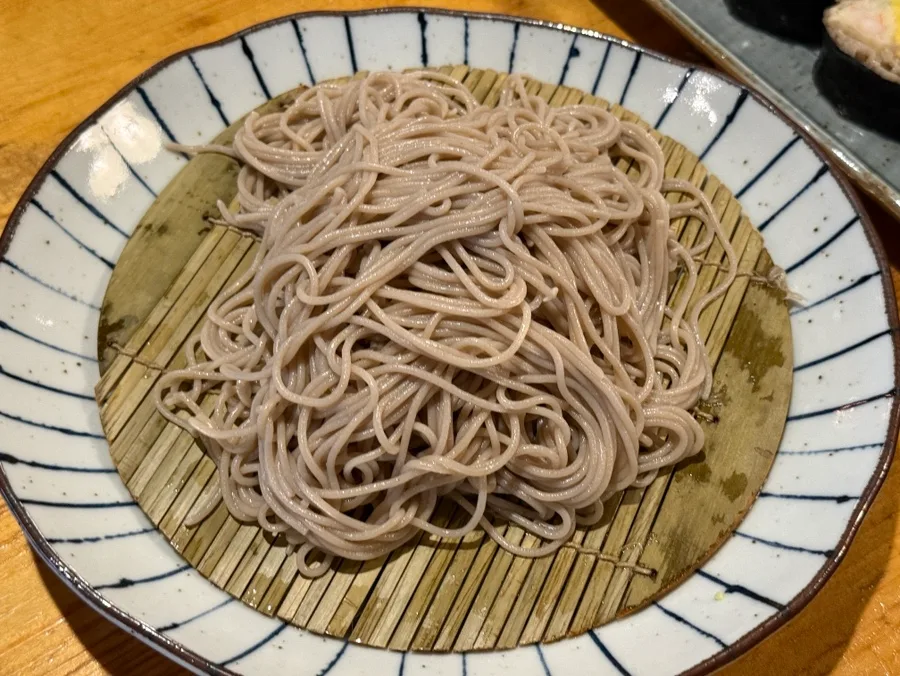 竹ざるに盛られた冷たいそば