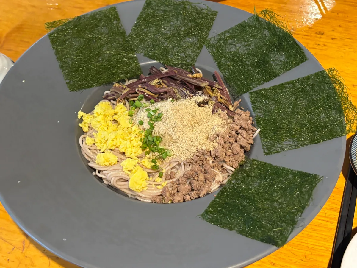 味羽也 — 海藻を添えた具だくさんのそば