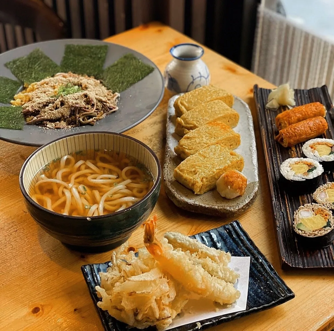 味羽也 — 麺や天ぷらが並ぶ食卓