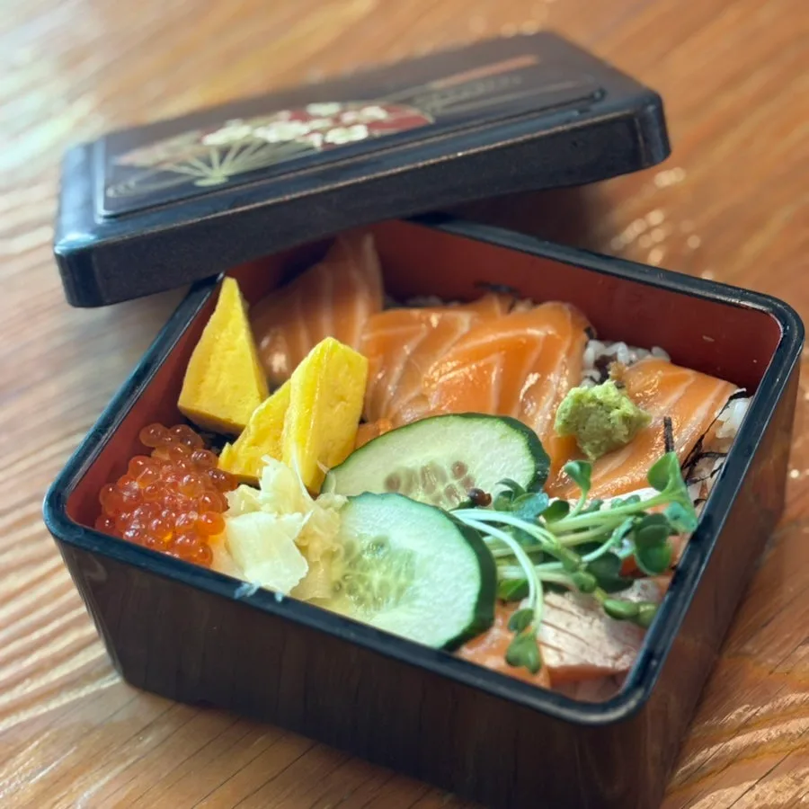 味羽也 — 重箱に盛ったサーモン丼