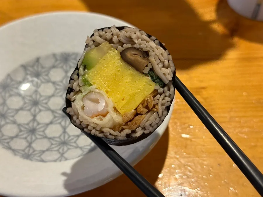 そばとエビ、卵焼きを巻いたそば寿司の断面