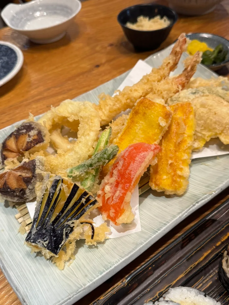 エビやしいたけの天ぷら盛り合わせ