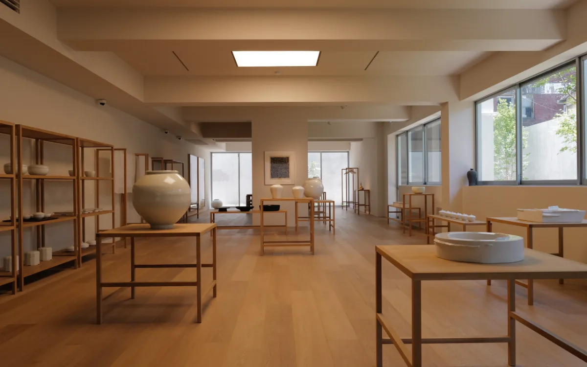 モノハ 漢南店 — 木の展示台に並ぶ白い器