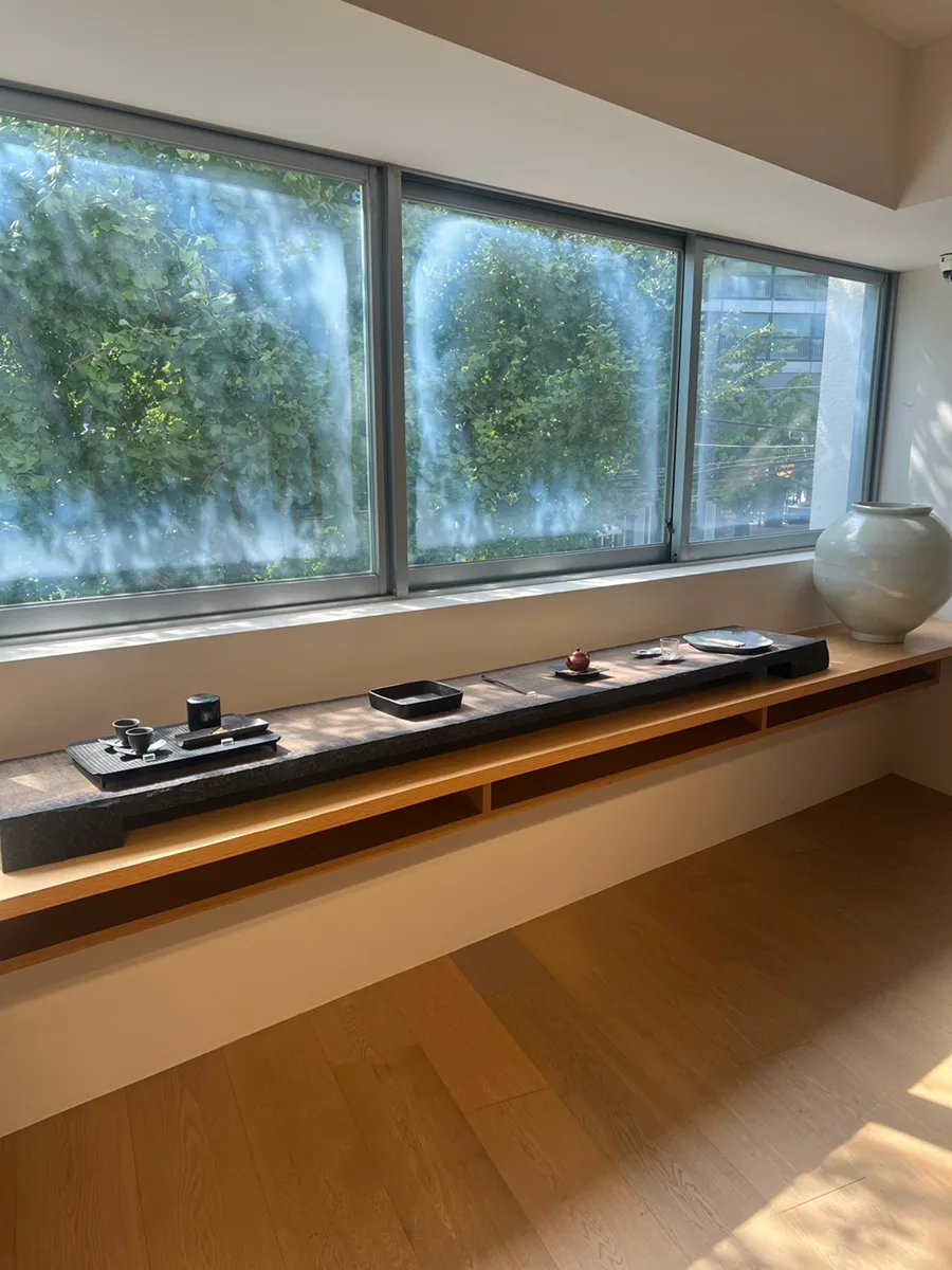 モノハ 漢南店 — 窓辺に並ぶ茶器と大きな壺