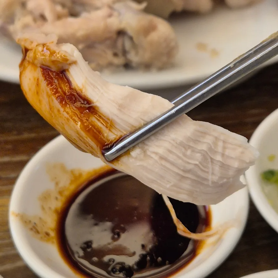 しょうゆだれにつけた鶏肉