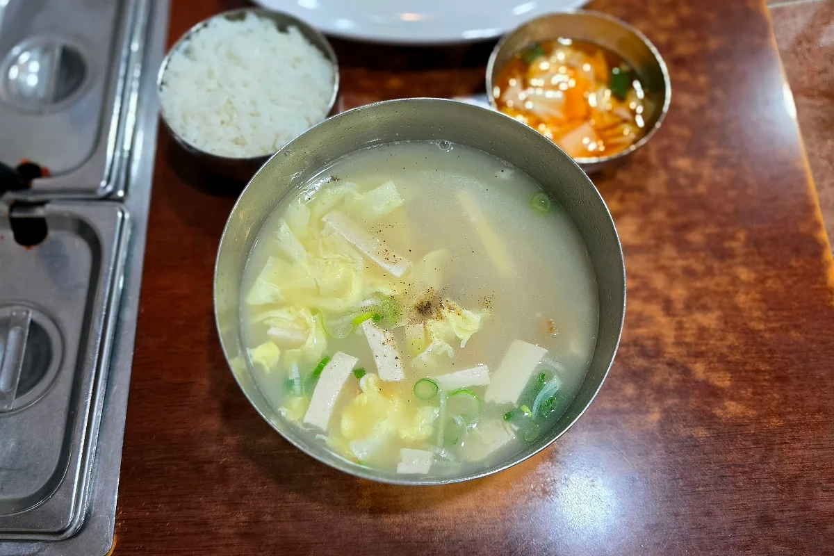 スプーンですくった干しダラと卵のスープ
