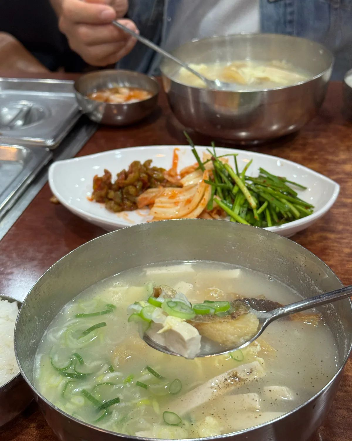 豆腐とねぎが入った白いスープ