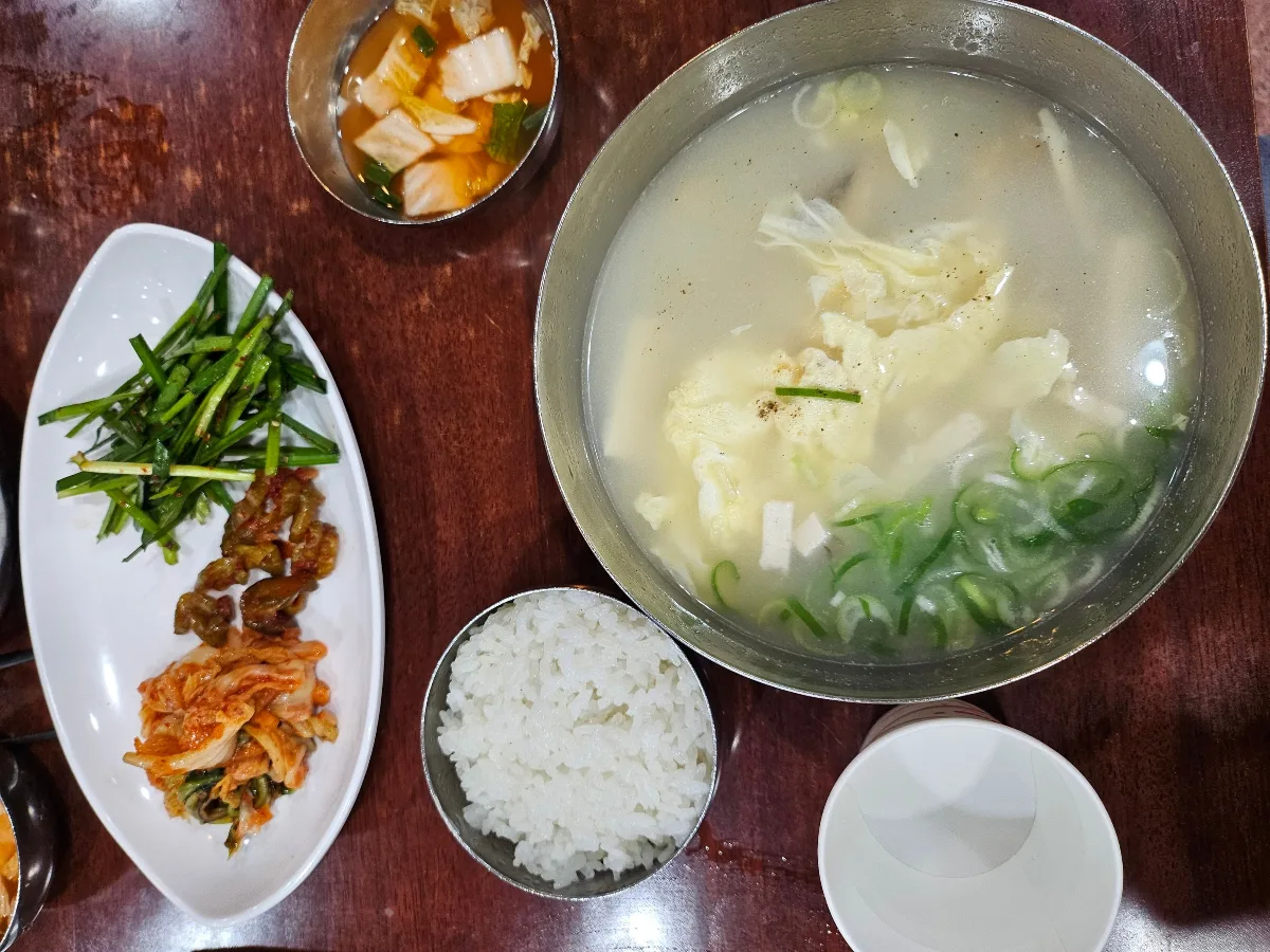白いスープとご飯、三種のおかず