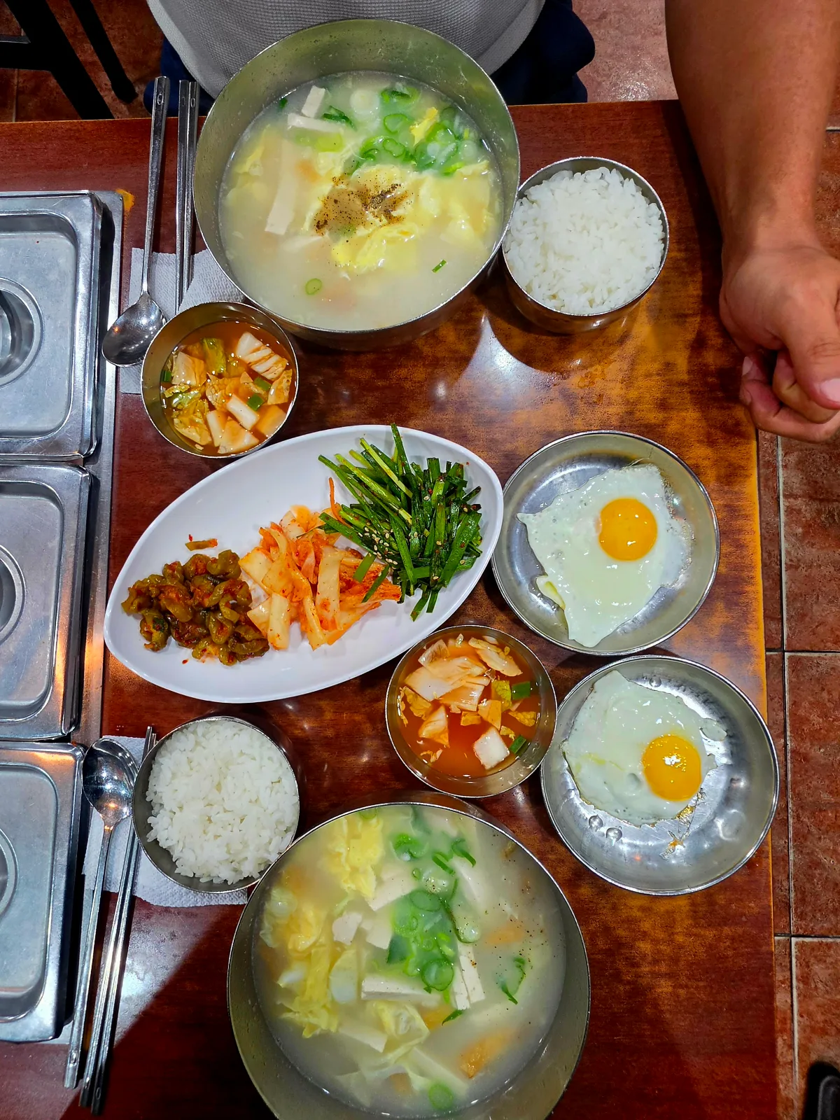 武橋洞プゴグッチッ — スープとご飯、おかずと目玉焼き