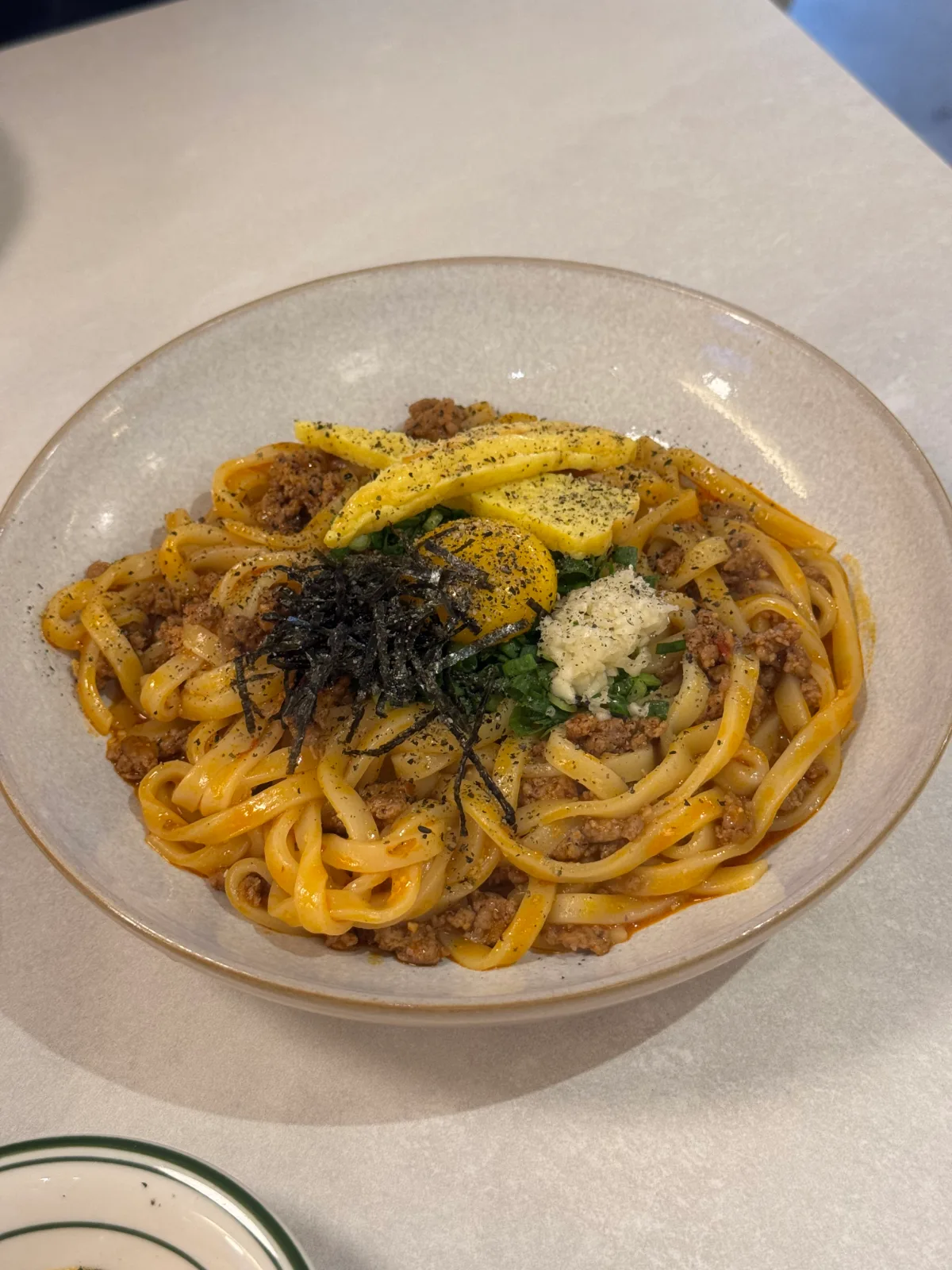 卵黄と刻みのりをのせた肉麺