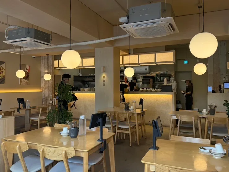 MUMUOK — 木のテーブルが並ぶ客席