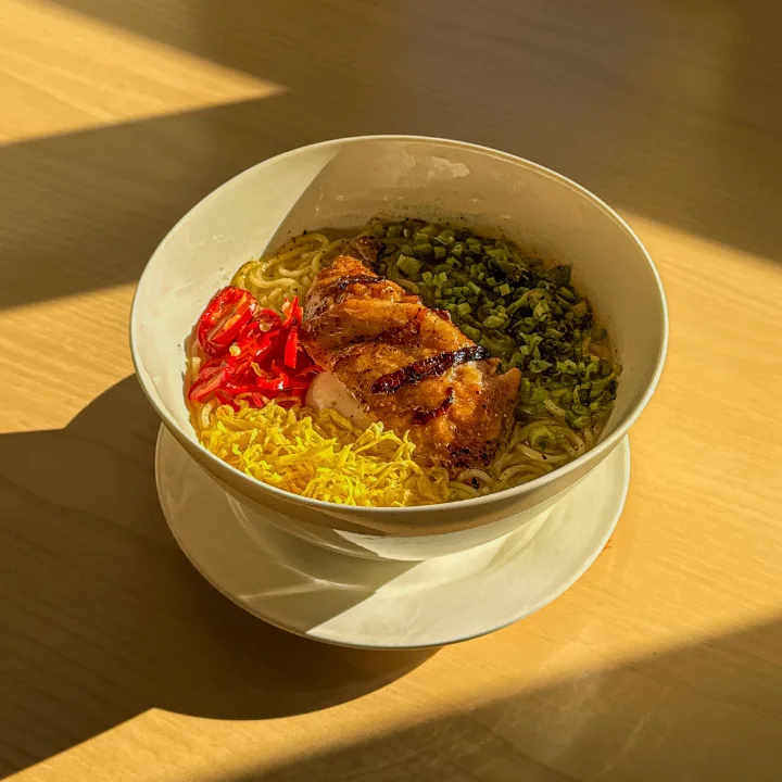 セリと直火焼き鶏の麺