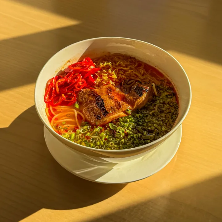 ピリ辛セリと直火焼き鶏の麺