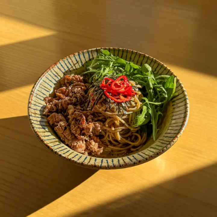 牛バラ肉のエゴマ油麺