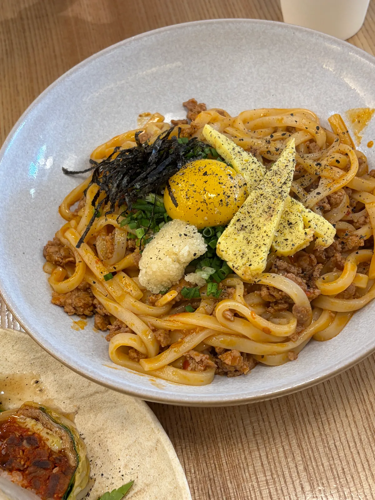 MUMUOK — 卵黄をのせたピリ辛の肉麺