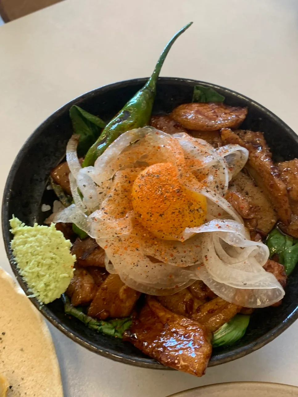 MUMUOK — 卵黄をのせた豚トロの丼