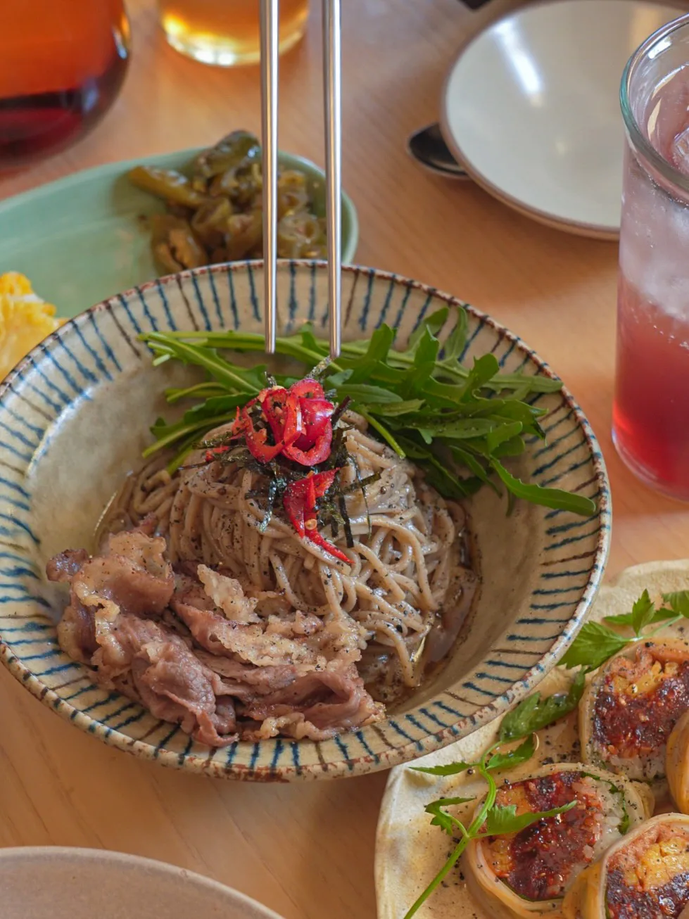 MUMUOK — 牛バラ肉をのせたエゴマ油の麺