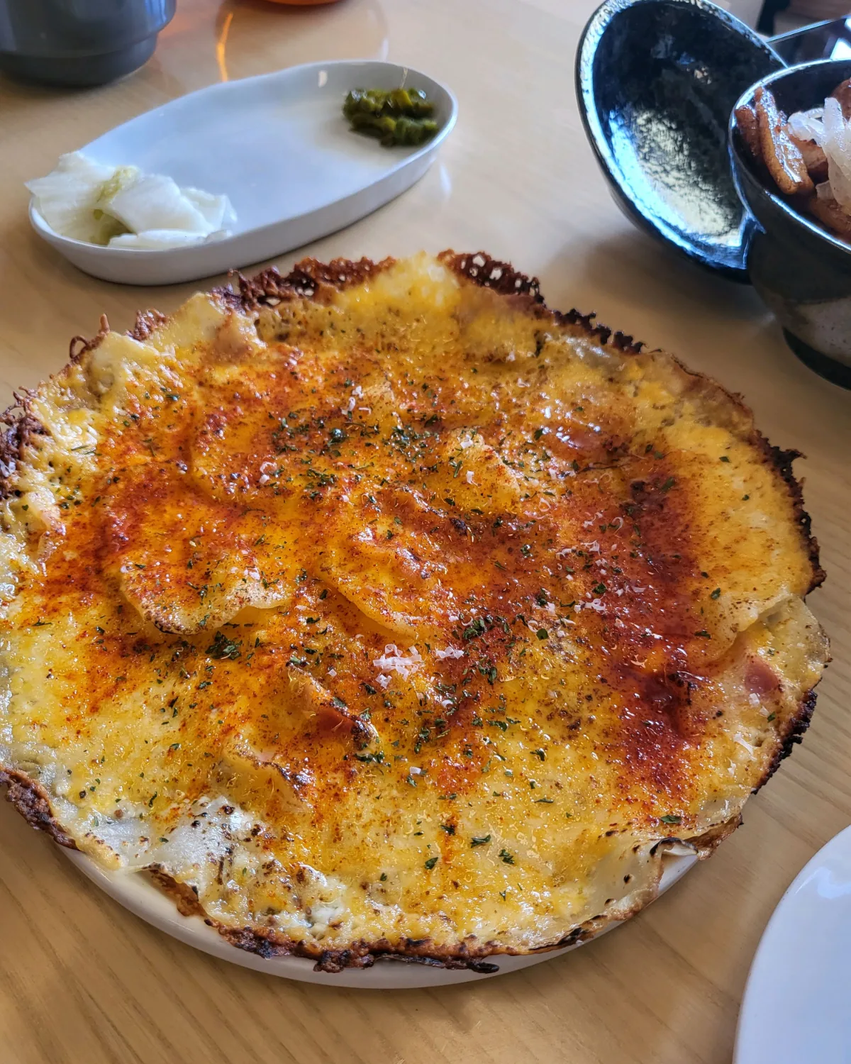 チーズをのせて焼いたじゃがいものチヂミ