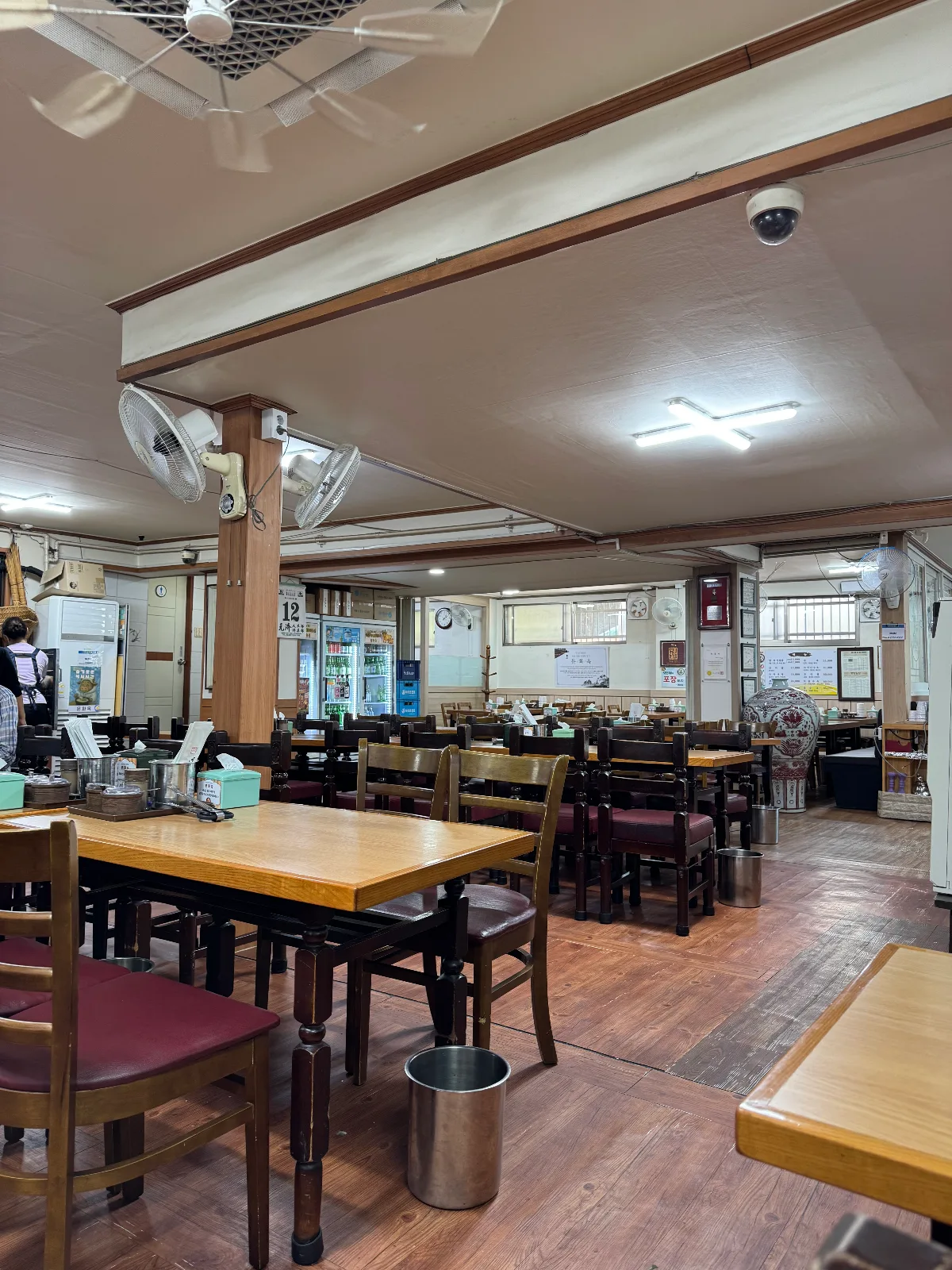 文化屋 — 木のテーブルと椅子が並ぶ店内