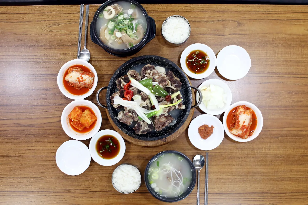 文化屋 — 牛テール料理とスープが並ぶ食卓