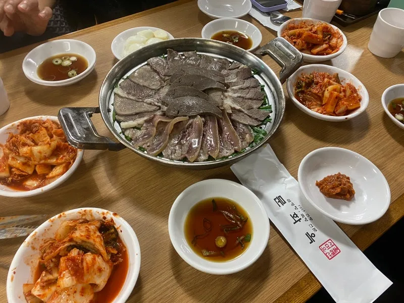 文化屋 — 薄切り牛肉を盛ったスユク