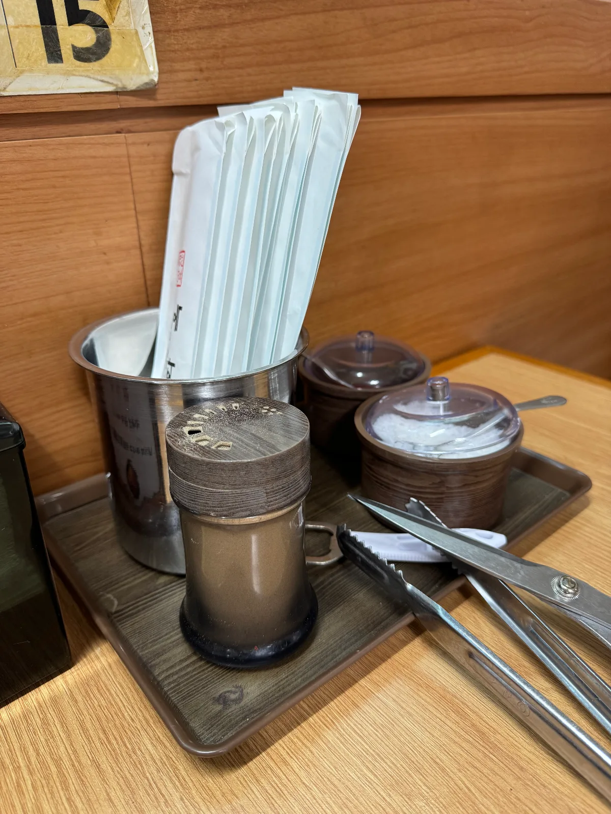 卓上の塩とこしょう、はさみ