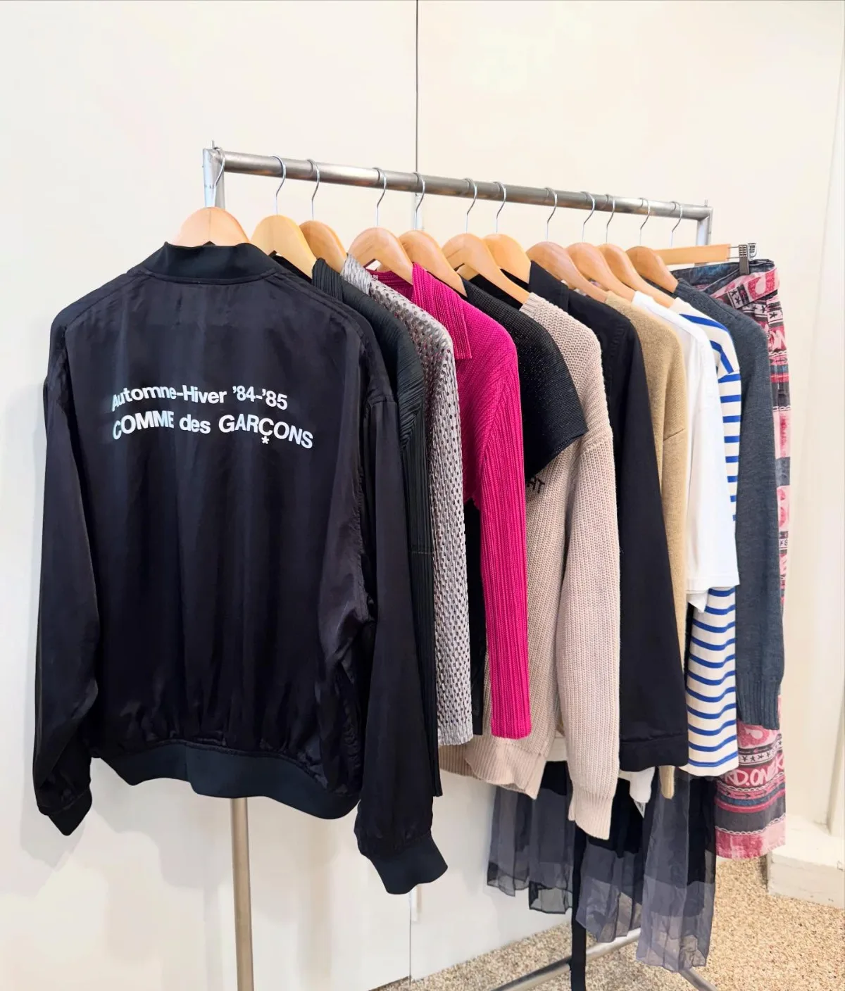 ロゴ入りジャケットと色鮮やかな服