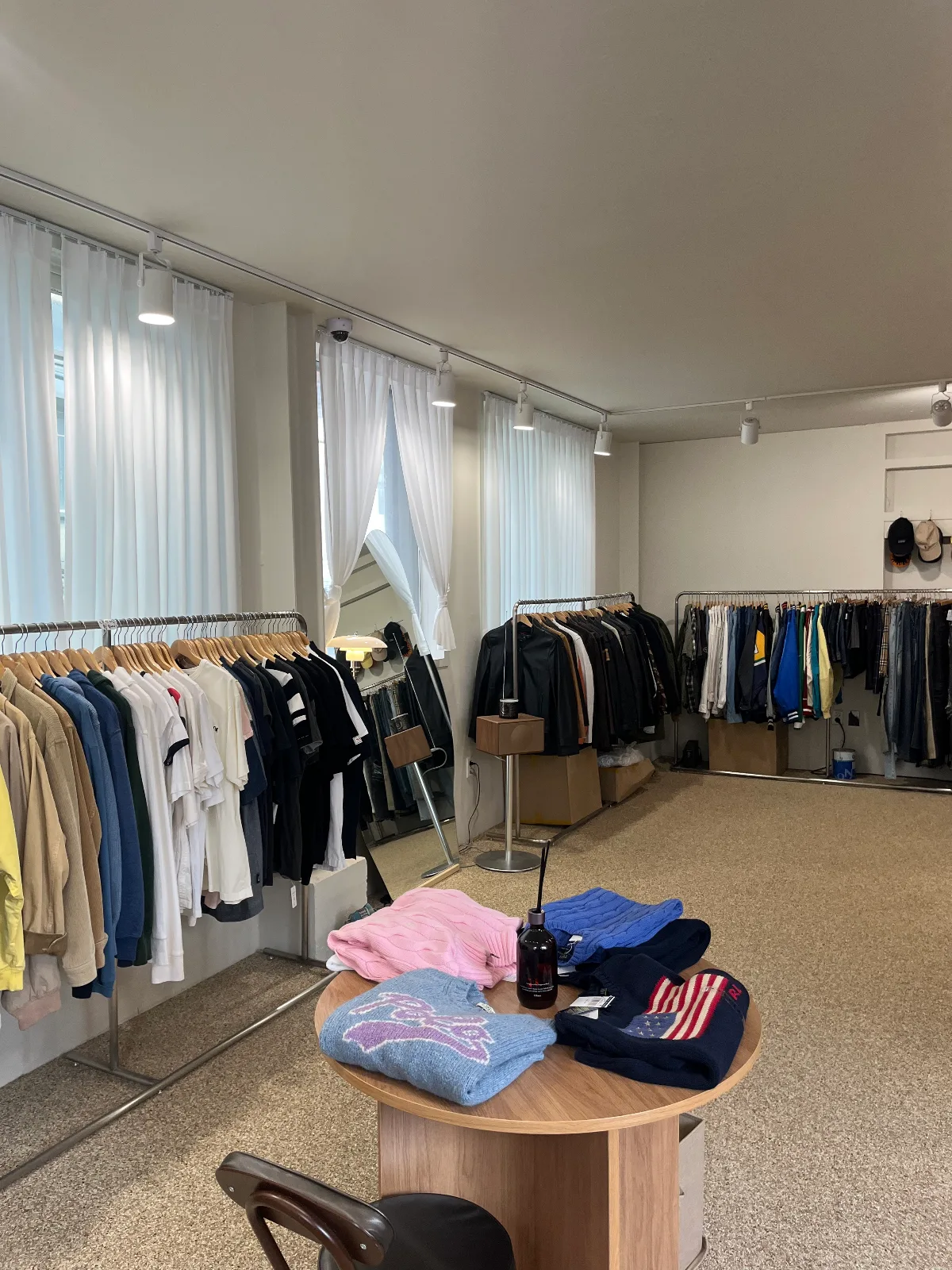 MUS VINTAGE — 窓沿いのラックとニットの展示