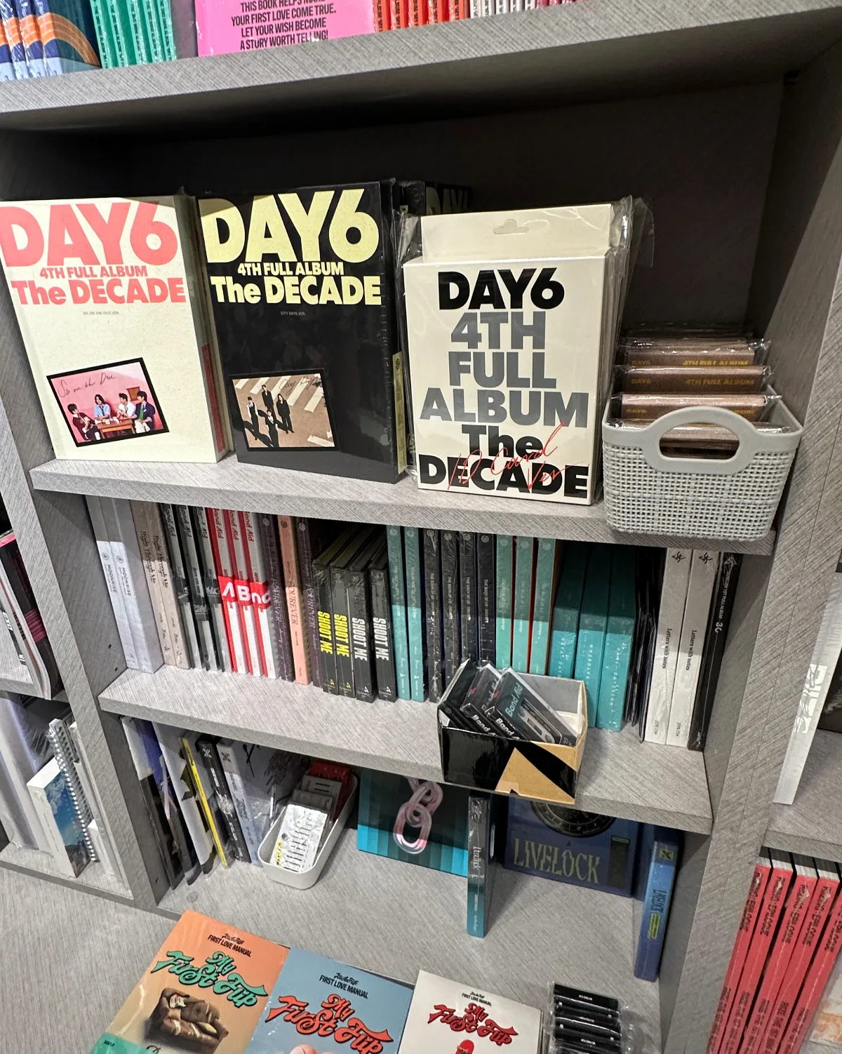 ミュージックコリア 明洞2号店 — 棚に並ぶDAY6のアルバム