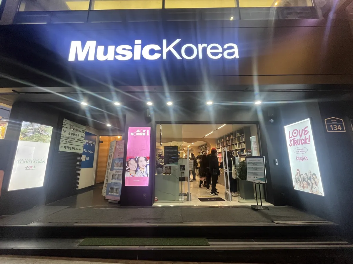 ミュージックコリア 明洞2号店 — 夜に光るMusicKoreaの看板と入口