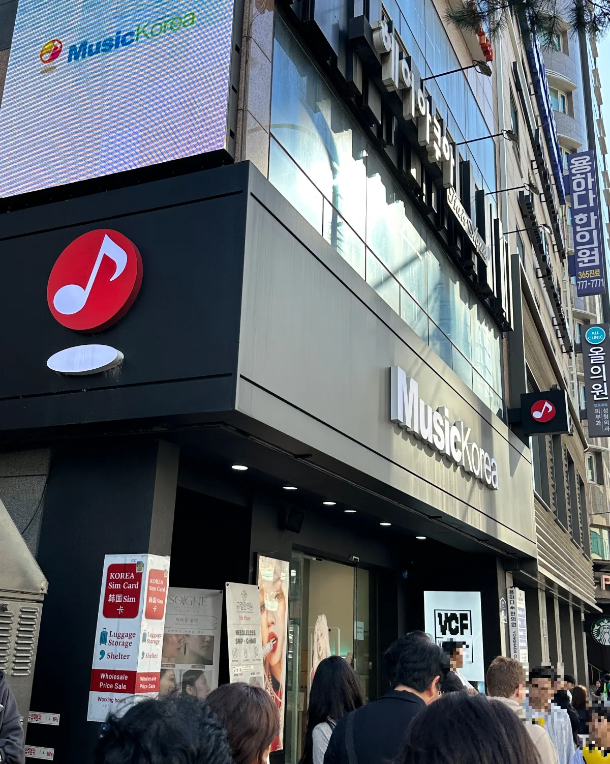 ミュージックコリア 明洞2号店 — 音符の看板が目印の店先